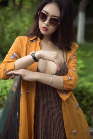 脱了她的内裤猛的进去了