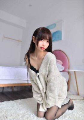 挠女孩脚心